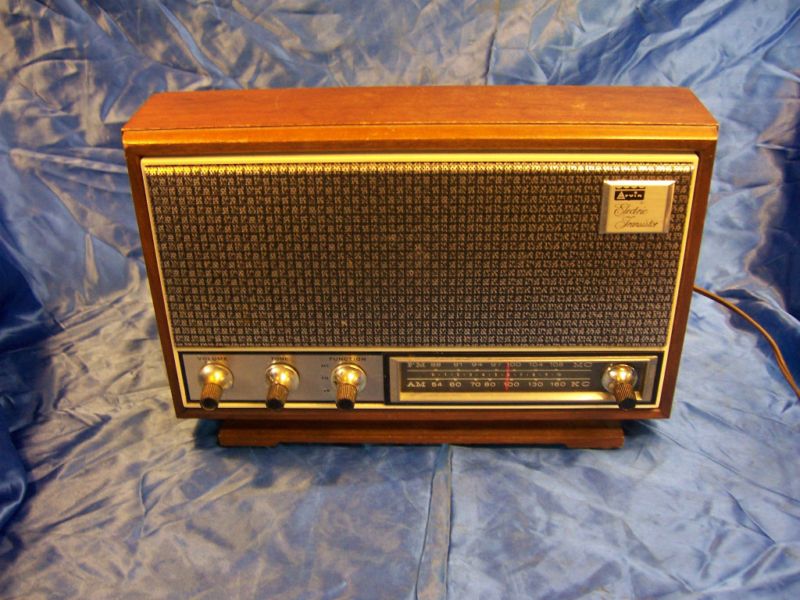 VINTAGE ARVIN TRANSISTOR TABLE RADIO 37R68 WALNUT AM FM  