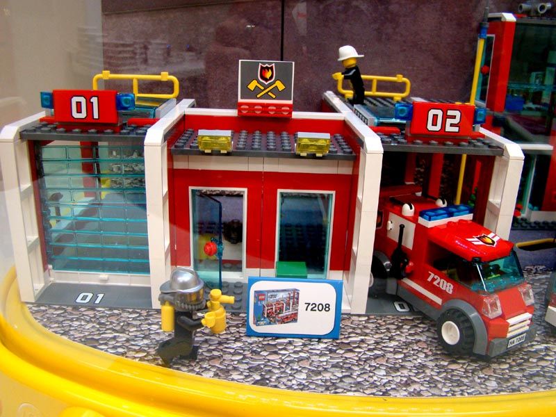 Very Rare Lego Fire Station Truck Store Display w/Lights and Movement 