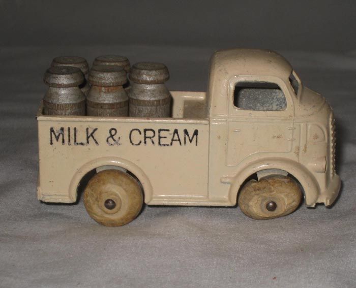   DIECAST BARCLAY MILK & CREAM TOY TRUCK W/ 5 WOODEN MILK FIGURES  