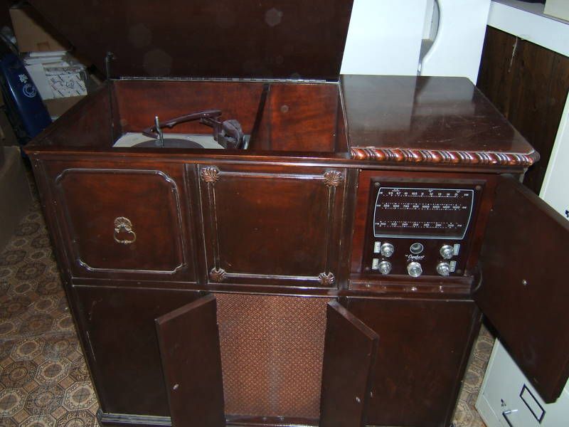 CAPEHART TUBE RADIO/RECORD PLAYER   VINTAGE ANTIQUE  