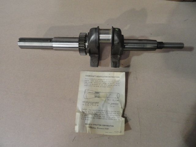 BRIGGS AND STRATTON CRANKSHAFT 492476 NEW OLD STOCK  