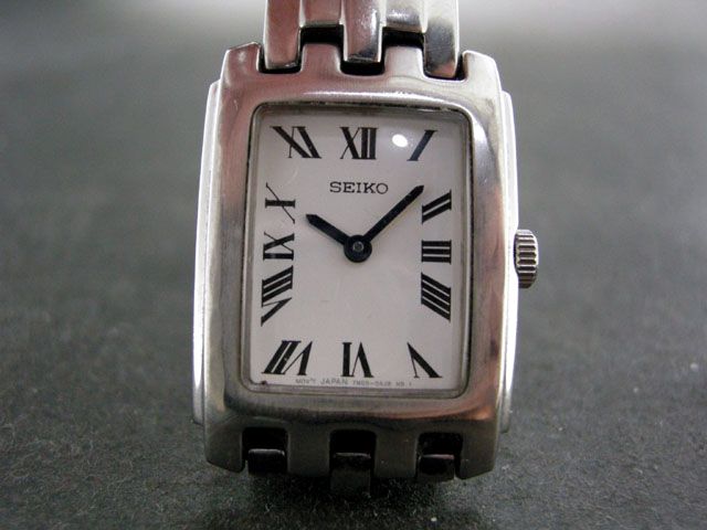 SEIKO RECTANGLE ROMAN MARKERS QUARTZ LADIES WATCH 7N00  